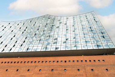 Elbphilharmonie konser salonunun çarpıcı modern cam cephesi.