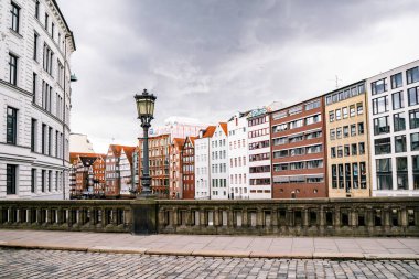 Hamburg 'da tarihi bir cadde boyunca çeşitli renkli cepheler..