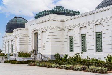 Los Angeles 'taki Griffith Gözlemevi' nin beyaz Art Deco cephesi.