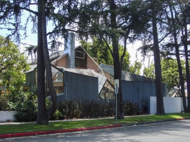 Santa Monica, Kaliforniya 'daki eşsiz dekonstrüktivist mimarisiyle Frank Gehry Evi' nin dış görünüşü