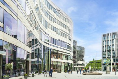Corneliusplatz 'daki Schalenbrunnen çeşmesinin manzarası Dsseldorf, Almanya' da yemyeşil..