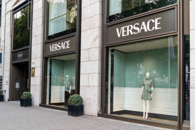 Almanya 'nın Dsseldorf kentindeki Aziz Lambertus kilisesinde İsa' nın çarmıha gerilmesinin tarihi taş heykeli.