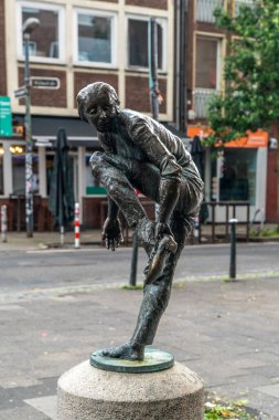 Almanya 'nın Dsseldorf kentindeki Aziz Lambertus kilisesinde İsa' nın çarmıha gerilmesinin tarihi taş heykeli.