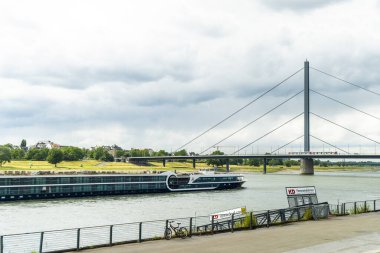 Almanya 'nın Dsseldorf kentindeki Aziz Lambertus kilisesinde İsa' nın çarmıha gerilmesinin tarihi taş heykeli.