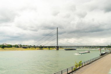 Almanya 'nın Dsseldorf kentindeki Aziz Lambertus kilisesinde İsa' nın çarmıha gerilmesinin tarihi taş heykeli.