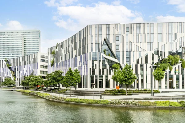 Düsseldorf Almanya 'sında cam yansıması olan Ko-Bogen binasının modern sürdürülebilir mimarisi