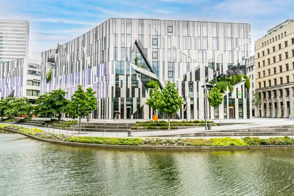 Almanya 'nın Dsseldorf şehrinde Ingenhoven Associates tarafından tasarlanan K-Bogen binasının modern geometrik mimarisi