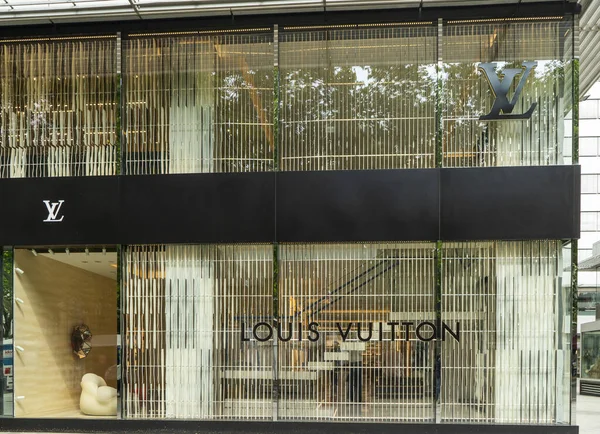 Almanya 'nın Dsseldorf kentindeki Aziz Lambertus kilisesinde İsa' nın çarmıha gerilmesinin tarihi taş heykeli.