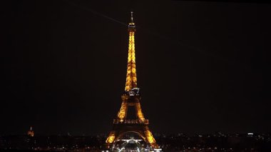 Paris, Fransa 'da gece dönen fener ışığıyla Eyfel kulesinin altın ışığı.