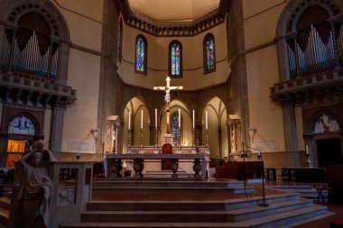 İtalya Floransa 'daki Santa Maria del Fiore katedralinin yüksek sunağı ve tarihi iç mimarisi