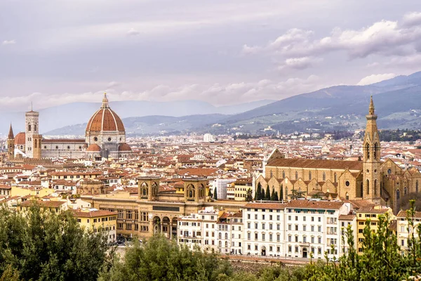 Floransa şehrinin yüksek açılı görüntüsü geleneksel ar ile gökyüzü.