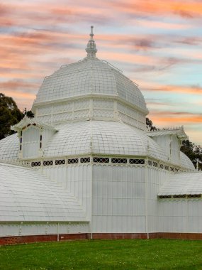 San Francisco 'daki tarihi çiçek konservatuarında altın saat