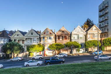 San Francisco ikonik simgesi Alamo Meydanı 'ndaki Boyalı Kadınlar