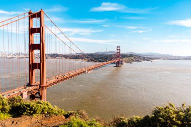 San Francisco 'daki Marin Burnu' na bağlanan Golden Gate Köprüsü 'nün panoramik görüntüsü.