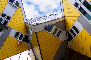 Rotterdam 'da mavi gökyüzünün altındaki ikonik küp evlerin soyut perspektifi