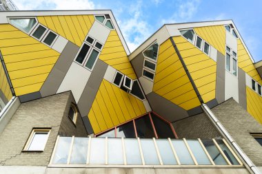 Rotterdam 'daki Küp Evlerinin sarı geometrik cephelerinin alçak açılı görüntüsü