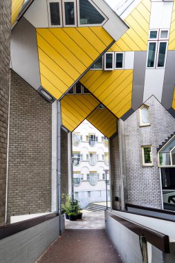 Rotterdam 'da mavi gökyüzünün altında ikonik küp evler