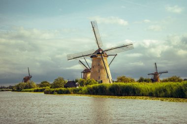 Kinderdijk 'teki UNESCO Dünya Mirası yel değirmenlerinin manzara manzarası