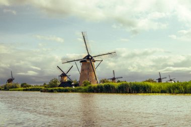 Kinderdijk 'te dramatik bir gökyüzü altında geleneksel drenaj yel değirmenleri