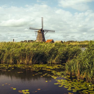 Hollanda 'da Kinderdijk' te yel değirmenlerinin kullanıldığı geleneksel Hollanda drenaj sistemi