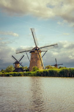 Hollanda 'da Kinderdijk Hollanda' da birden fazla yel değirmeninin yer aldığı tarihi Hollanda mimarisi