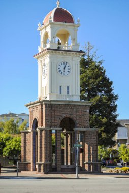 Santa Cruz, Kaliforniya şehir merkezinde geleneksel beyaz ve tuğlalı saat kulesi mimarisi