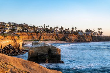 San Diego, Kaliforniya 'da altın saat boyunca Sunset Cliffs Doğal Parkı panoramik görünümü