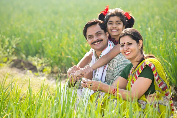 农业领域快乐的印度家庭 — 图库照片