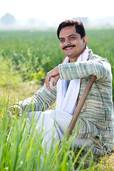 Ευτυχισμένος ινδός αγρότης στον αγροτικό τομέα υπαίθρια — Φωτογραφία Αρχείου