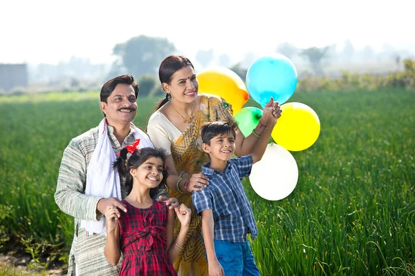 农业领域快乐的印度家庭 — 图库照片