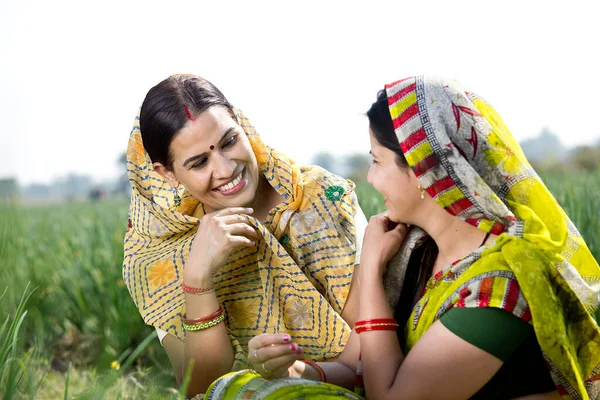 谈论农业领域的农村妇女 — 图库照片