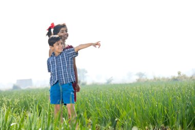 Mutlu çocuklar tarım alanında eğleniyor.