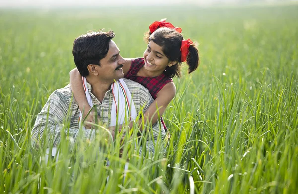 快乐的父亲和女儿在农田里 — 图库照片