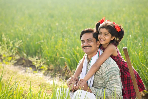快乐的父亲和女儿在农田里 — 图库照片