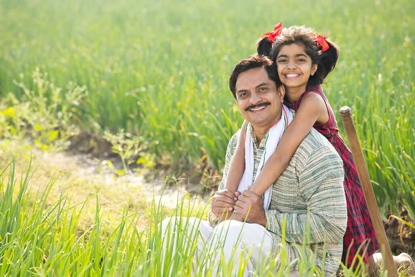 Glücklicher Vater und Tochter auf dem Feld — Stockfoto