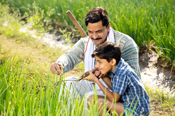 Agricultor feliz com filho no campo agrícola — Fotografia de Stock