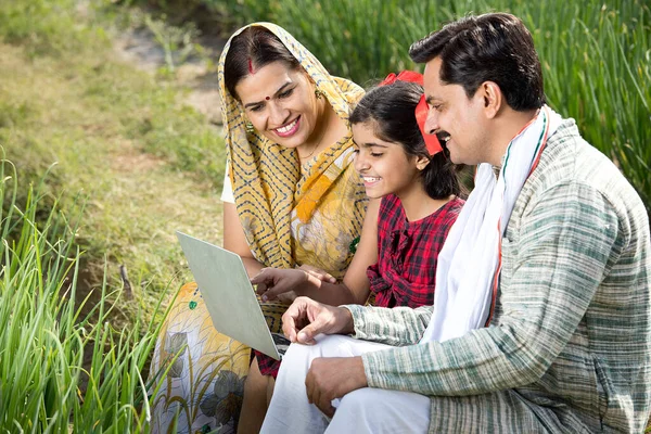 Bauernfamilie nutzt Laptop auf Acker — Stockfoto