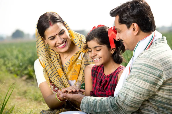 农民在农田里快乐的印第安家庭 — 图库照片