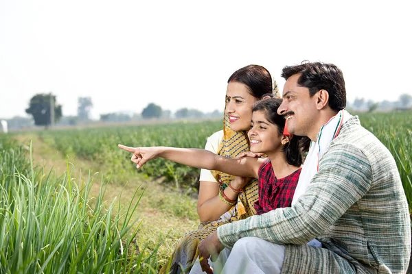 Família indiana feliz de fazendeiro no campo agrícola — Fotografia de Stock