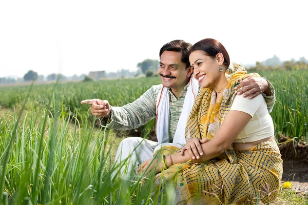 农业领域的农村印第安夫妇 — 图库照片