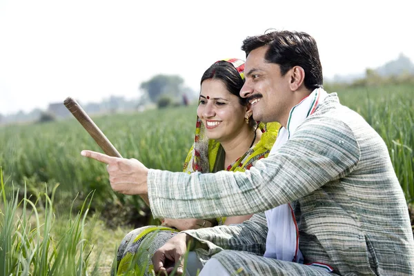 农业领域的农村印第安夫妇 — 图库照片