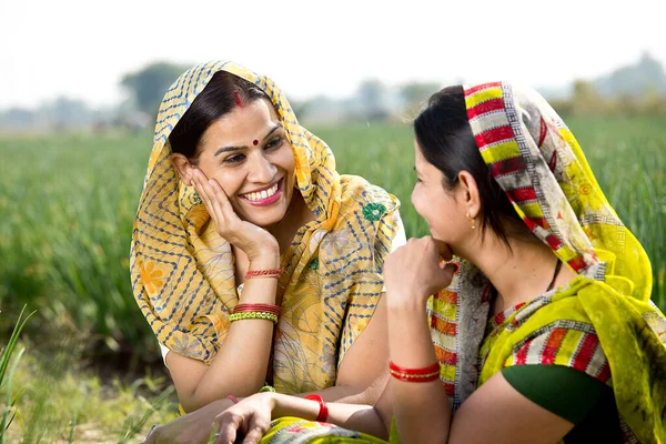 Zwei glückliche indische Landfrauen unterhalten sich auf landwirtschaftlichem Feld — Stockfoto