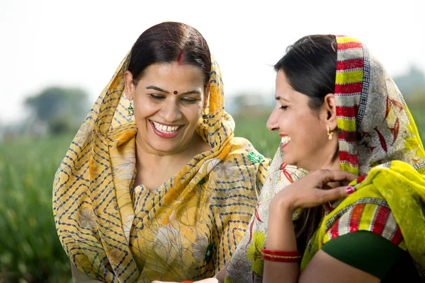 两名快乐的印度农村妇女谈论农田 — 图库照片