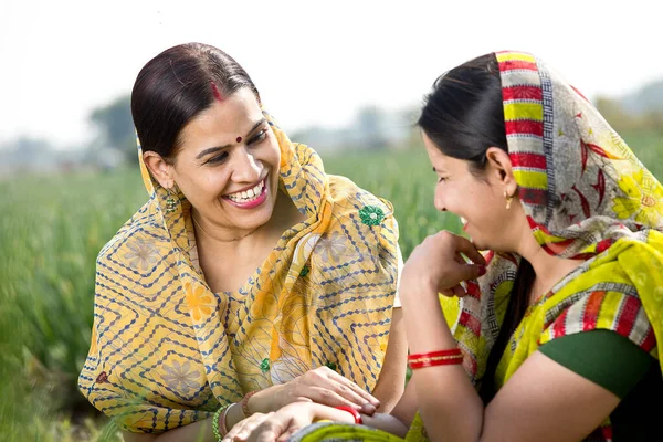 Zwei glückliche indische Landfrauen unterhalten sich auf landwirtschaftlichem Feld — Stockfoto