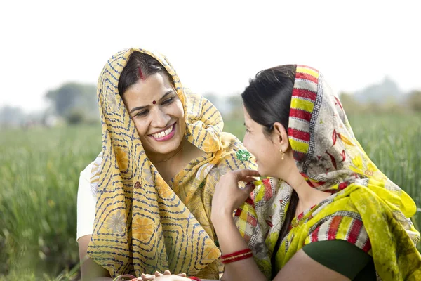 两名快乐的印度农村妇女谈论农田 — 图库照片