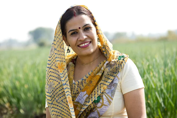 笑着站在农田里的印第安妇女农场主 — 图库照片