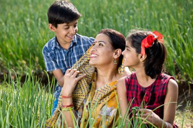 Tarımsal alanda çocukları olan kırsal bir anne.