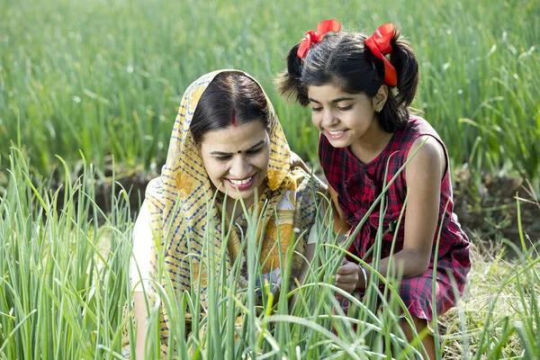 农业领域的农村母亲和女儿 — 图库照片