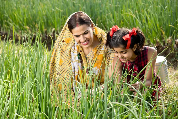 Bäuerliche Mutter mit Tochter in der Landwirtschaft — Stockfoto
