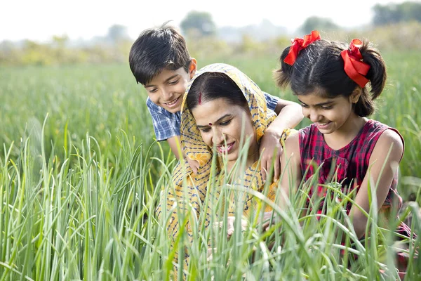 Mãe rural com filhos no campo agrícola — Fotografia de Stock